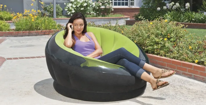 Invitation au farniente entre maison et jardin avec le fauteuil Lounge Onyx d'Intex