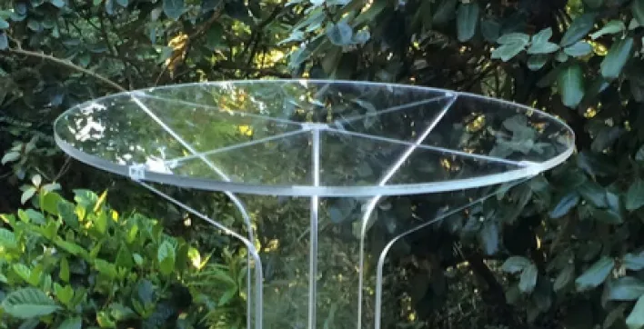 La collection du "2" d'Isidore joue la transparence près de votre piscine