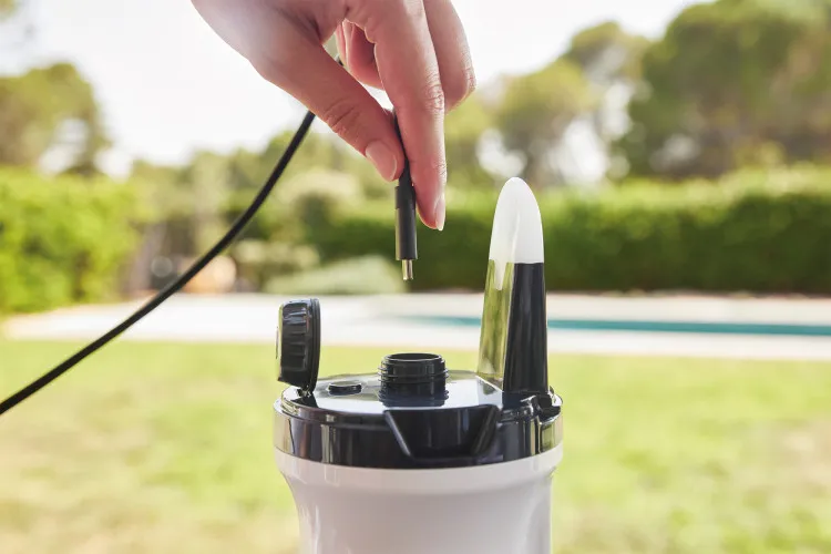 Analyseur d'eau de piscine connecté