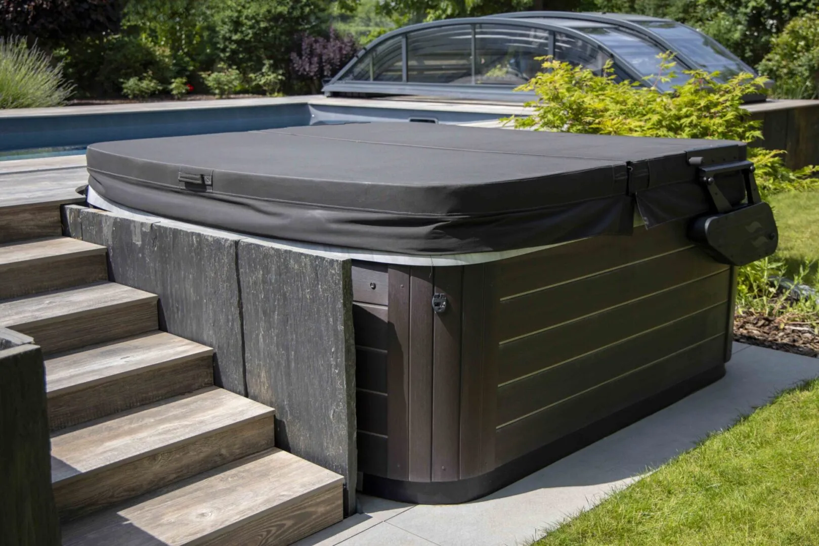 Un spa 5 places avec couverture isolante signé Aquilus