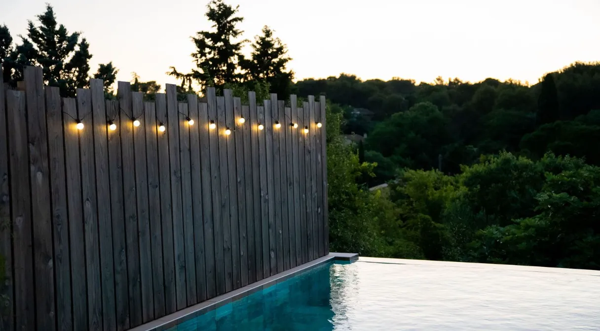 Éclairage piscine : Guirled lance INFINITY LIGHTS® pour sublimer les extérieurs - illustration 1
