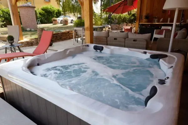 Inspiration piscine et spa : un jardin transformé en véritable cocon de bien-être - illustration 1