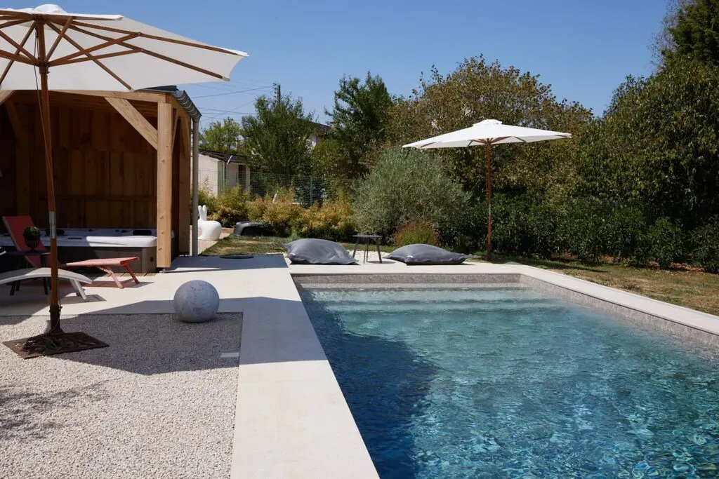 Inspiration piscine et spa : un jardin transformé en véritable cocon de bien-être