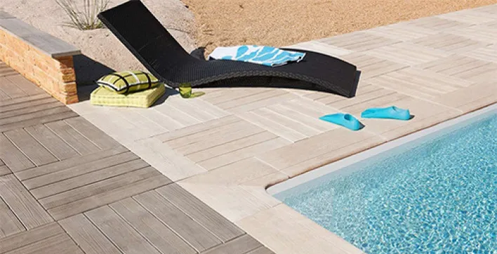 Dalles de béton à l'apparence du bois, pratiques et résistantes au bord de la piscine