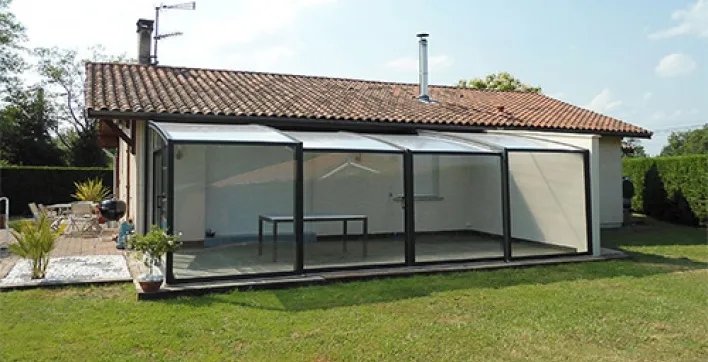 L'abri de terrasse télescopique d'AZENCO prolonge votre intérieur