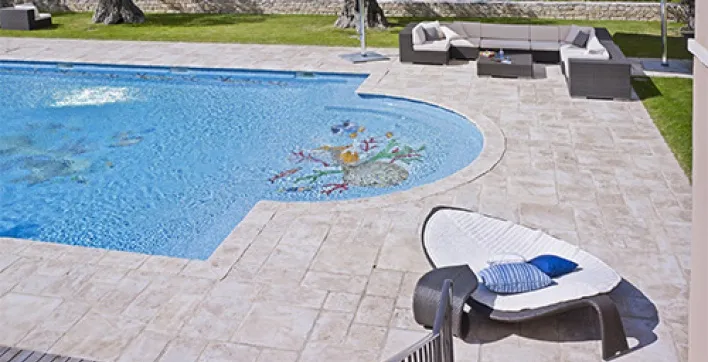 Terrasse et plage de piscine en pierre reconstituée pour des combinaisons de tout style