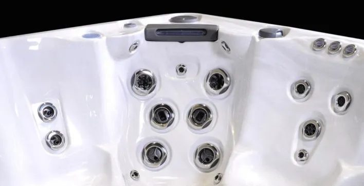 Le nouveau spa Infinity H695 de Clair Azur, à la pointe du confort