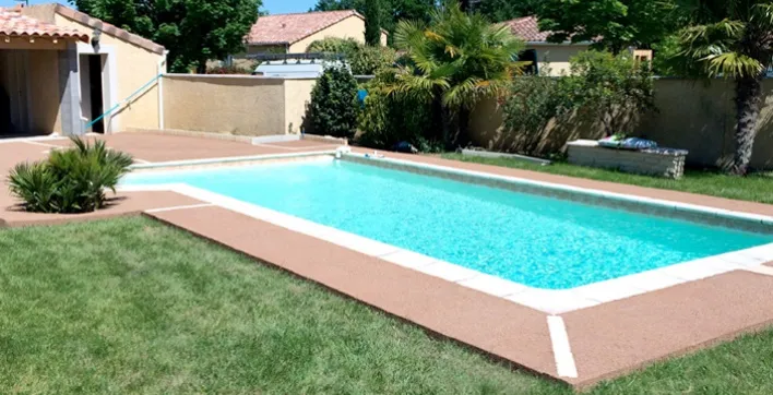 Aménager sa plage de piscine avec du béton drainant coloré