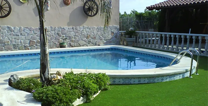 Une plage douce et moelleuse autour de votre piscine, avec un minimum d'entretien ?