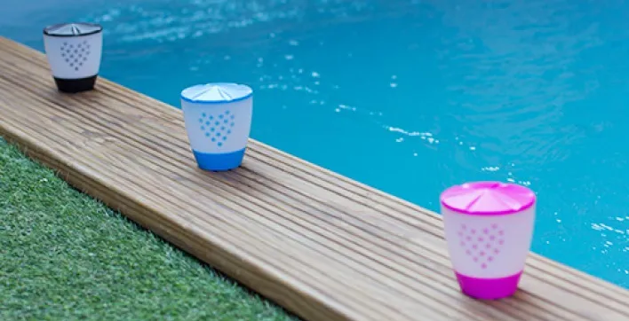 Des luminaires solaires pour un éclairage d'ambiance réussi autour de votre piscine