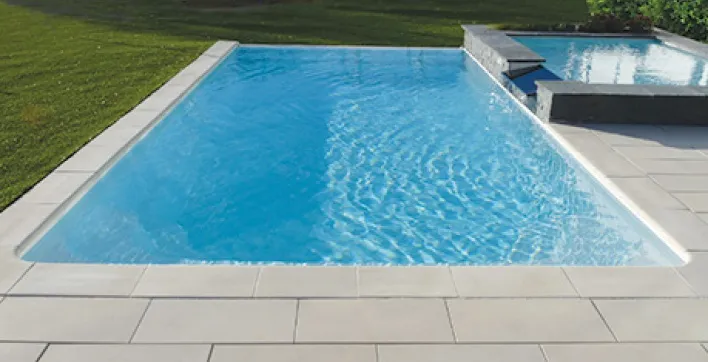 Une piscine qui combine débordement et volet immergé intégré