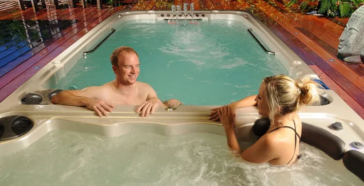 Le nouveau spa de nage à double température par Clair Azur