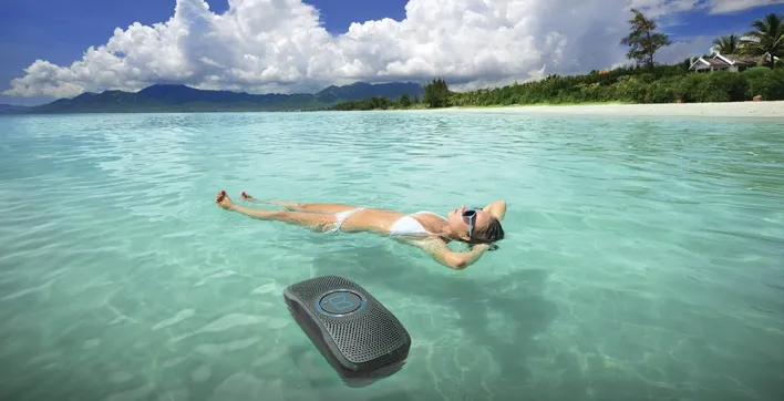 Une enceinte qui flotte dans votre piscine !