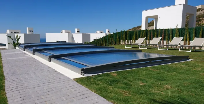 Abri piscine : l’équipement malin pour réduire l’entretien de votre bassin