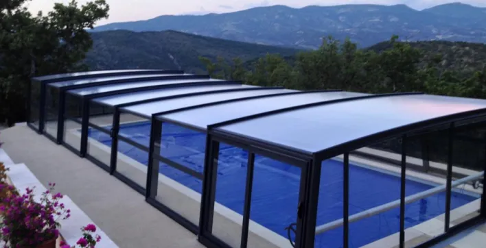 Abri piscine : Azenco présente le R-Design, son modèle haut