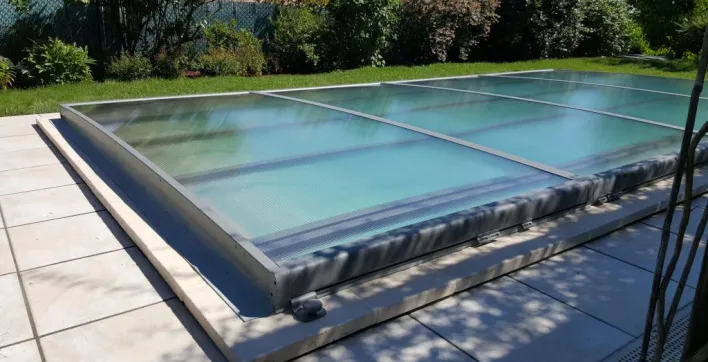 Abri de piscine : Coût, déclaration de travaux, temps d’installation, taxes… On vous dit tout !