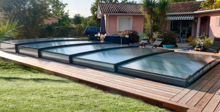 Abri piscine : le nouvel modèle ultra-bas prêt-à-poser d’Abrisol