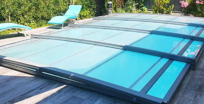 Les abris de piscine et les pergolas bioclimatiques à prix déstockés chez Azenco