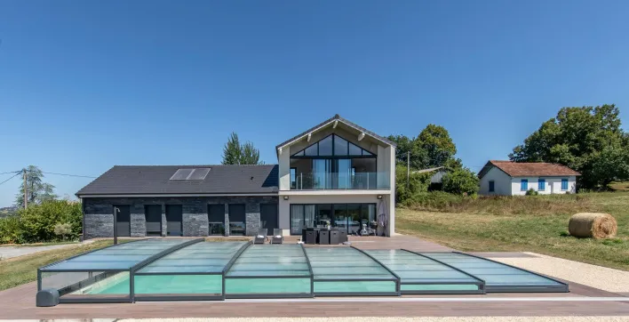 L’abri de piscine ultra-bas d’Abridéal : le renouveau de votre bassin !