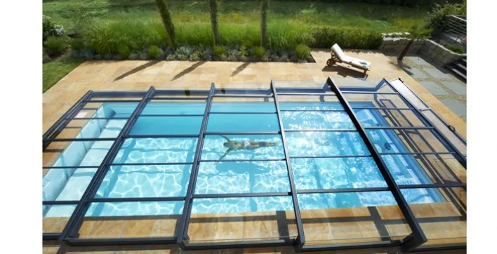 L’abri de piscine transparent et résistant de Paradiso