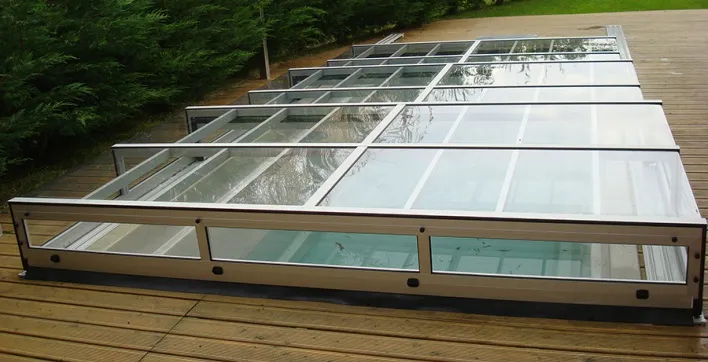 Nouvel abri bas ICON pour piscine, à pans droits et toiture transparente