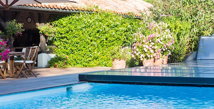 Un abri piscine très discret