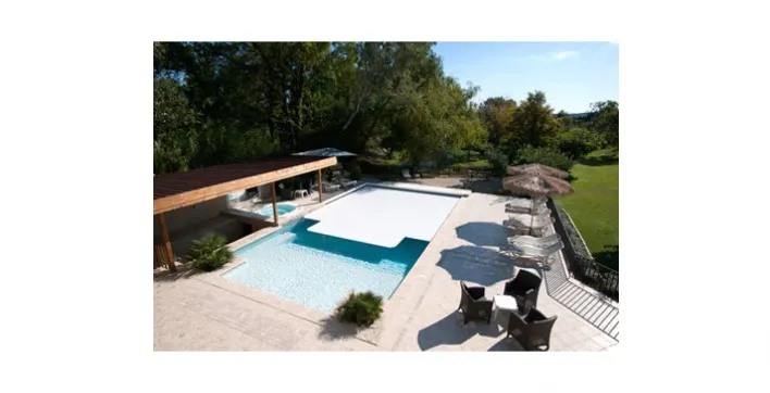 Un volet de piscine immergé avec moteur dans l'axe
