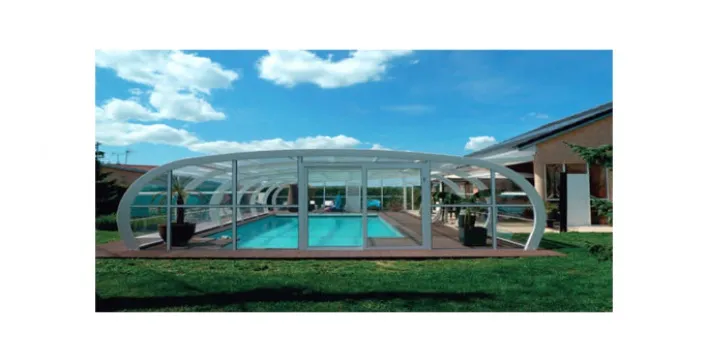 Les abris fixes cintrés d'Everblue apportent une touche d'élégance à votre piscine