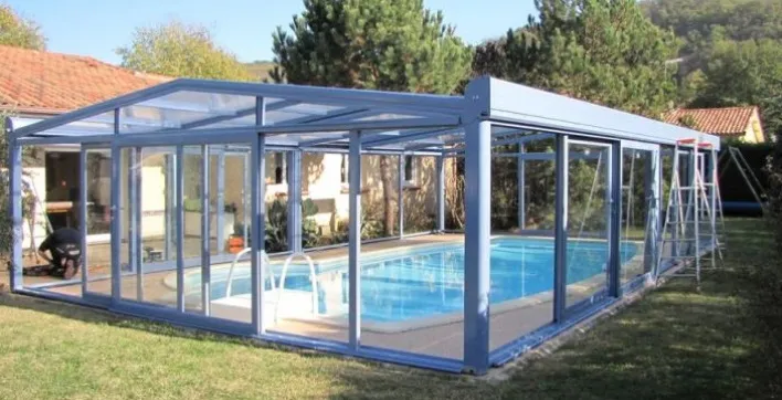 Un abri fixe pour spas ou pour piscines à toiture semi mobile