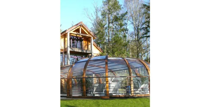 Un abri de piscine rotonde en bois à la montagne