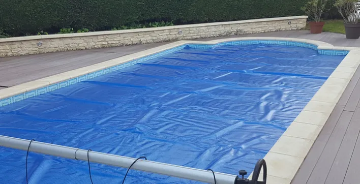 Et si vous investissiez dans une bâche à bulles pour votre piscine cet été...