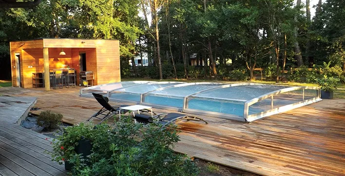 Package exclusif : votre piscine polyester et l'abri de piscine assorti !