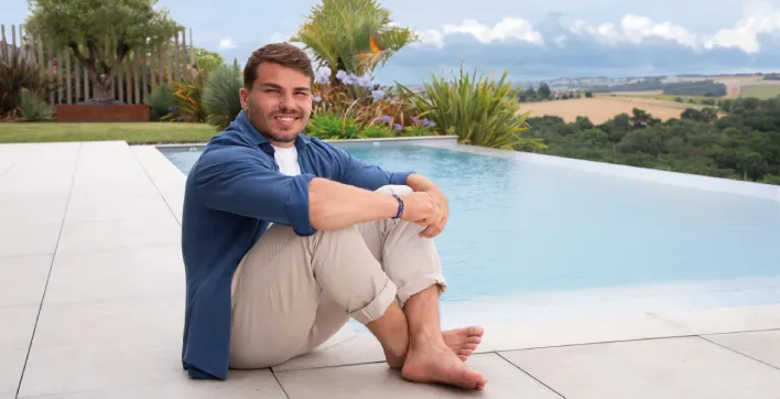 Les Piscines Carré Bleu choisissent Antoine Dupont comme ambassadeur
