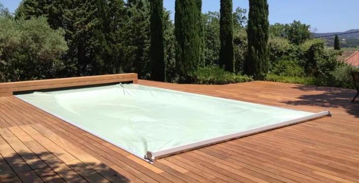 Abridéal distribue désormais la couverture de piscine Aquaguard rebaptisée Néva