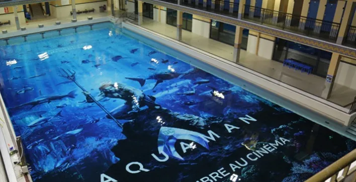 Aquaman s’affiche au fond de la piscine