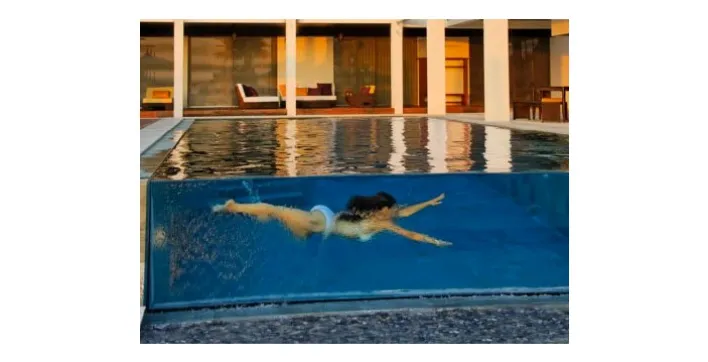 Le mariage de l'eau et du verre pour une piscine d'exception