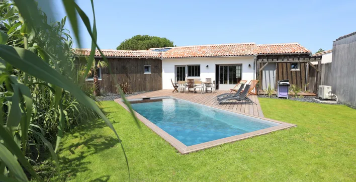 Inspiration rectiligne, avec la piscine rectangulaire signée Aquilus