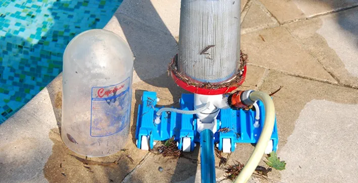 Un aspirateur de piscine à hydrojets nettoyeurs