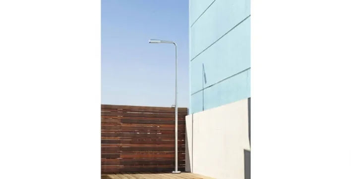 Près de votre piscine, misez sur une douche très design