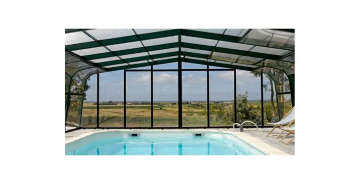 Sécurité, solidité et élégance pour cet abri de piscine Atrium Plein Ciel