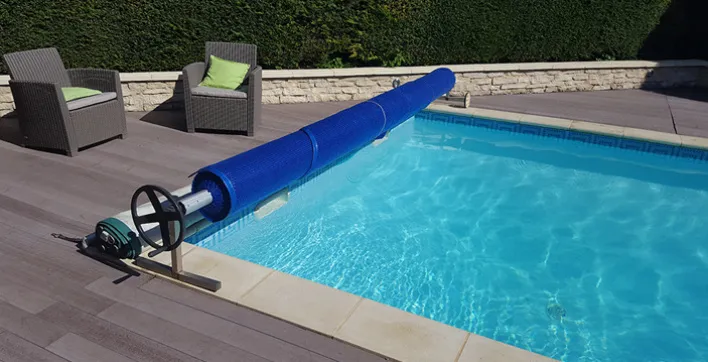 Comment faire pour réduire la perte d’eau journalière de ma piscine ?