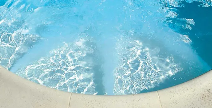 PISCINES Magiline transforme votre piscine en centre de balnéothérapie.