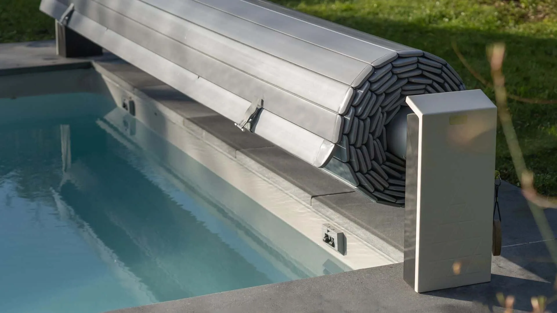 Volet de piscine hors-sol : une solution pratique et discrète pour sécuriser son bassin - illustration 1