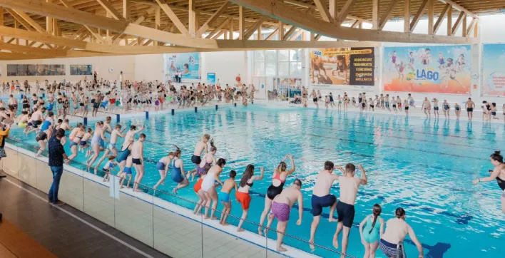 Près de 300 personnes font une bombe géante dans une piscine