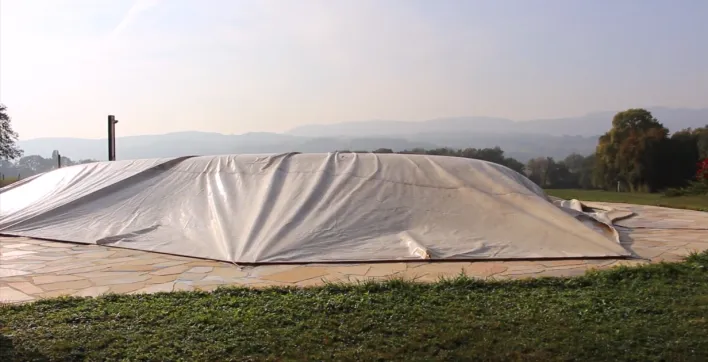Hivernage piscine : Flot-Up, le boudin gonflable qui évacue les eaux de pluie