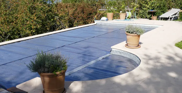 Une nouvelle couverture à bulles pour piscine pour l'été et l'hiver