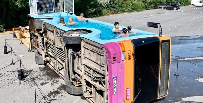 Piscine insolite : Un petit bain dans un bus-piscine ?