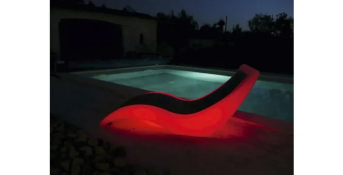 Une idée lumineuse pour la piscine, avec ce transat éclairé !
