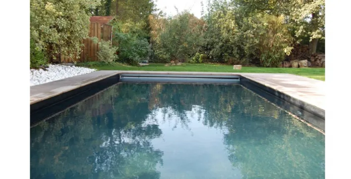 Couverture automatique à volet intégré sous terrasse de piscine