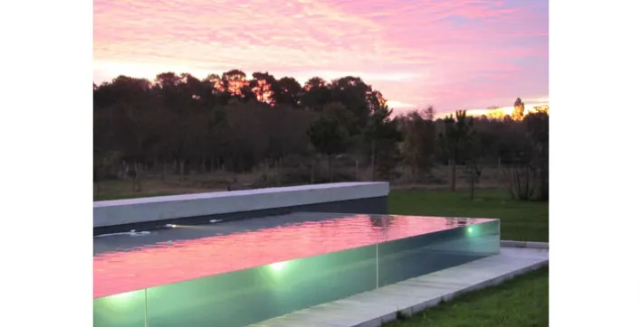 Une piscine sertie de verre
